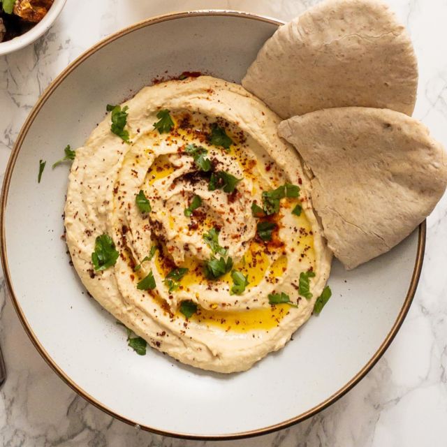 Who else absolutely adores Hummus?! 🙋🏻‍♂️
I’ve tried many times, but I’ve finally managed to make up some of the best hummus I’ve ever tasted! My favourite method is to boil pre cooked tinned chickpeas for 20 minutes before blending, to get them extra soft! I’ll be sharing the full recipe in a few days for you all, so please do be sure to follow my page to keep updated! 
I like to serve mine with pita for scooping it up, but what would you  serve with a big hummus bowl?
.
.
.
.
.
.
#vegan #hummus #veganfood #veganrecipes #plantbased #homemade #homemadefood #food #foodie #tasty #foodbloggers #foodblog #eats #foodgasm #homecooking #eatwell #cooking #recipe #veganblog #veganblogger #veganfoodblog