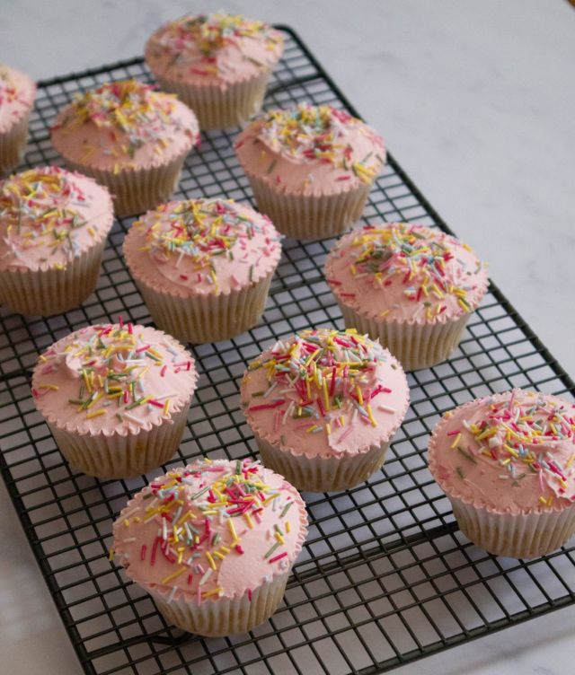 How cute are these vegan cupcakes?! 😍
I used @floraplantbased for the buttercream, and honestly I adore it so much 😍😍
What’s your favourite kind of cake? 
.
.
.
.
.
.
#cake #vegan #vegancake #veganbaking #food #foodporn #veganfood #baking #foodporn #plantbased #foodie #veganfoodblog #foodblog #foodblogger #veganfoodblogger #tasty #cooking #recipe